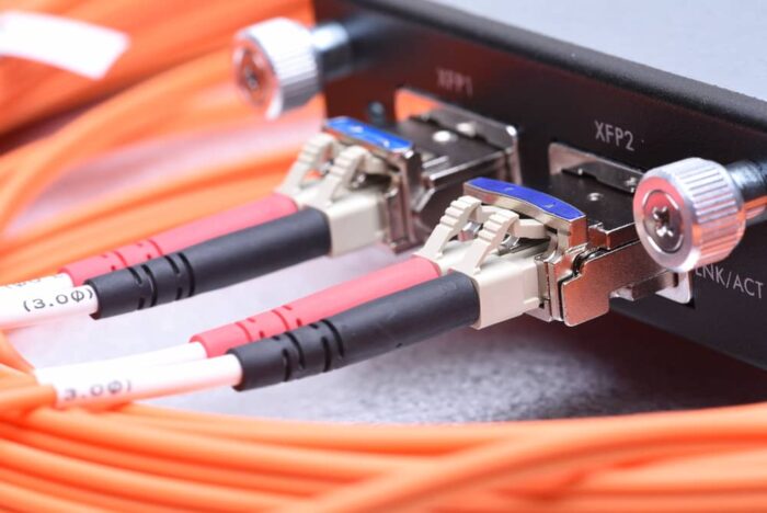 Cables de fibra óptica de red conectados al convertidor de interfaz gigabit