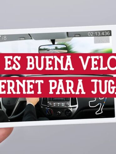 Manos sosteniendo un teléfono móvil mostrando un juego online, con la pregunta "¿Cuál es buena velocidad internet para jugar?" superpuesta