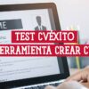 Persona usando un portátil para crear un CV con la herramienta Cvéxito.