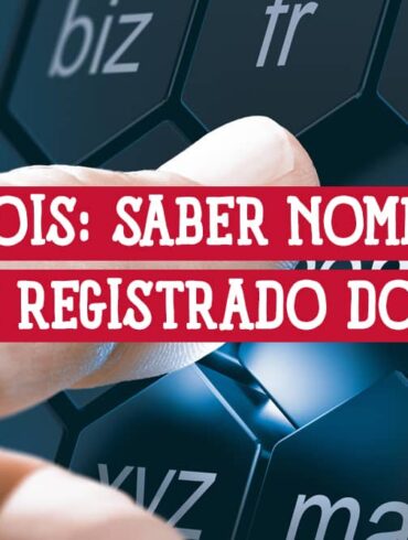 Dedo apuntando a teclado con extensiones de dominio