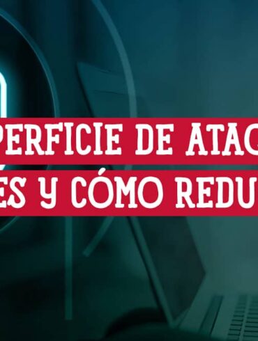 Ordenador portátil con símbolo de ciberseguridad en pantalla.