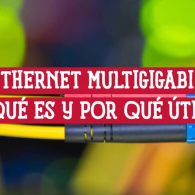 Conector Ethernet Multigigabit conectado a un cable de fibra óptica.