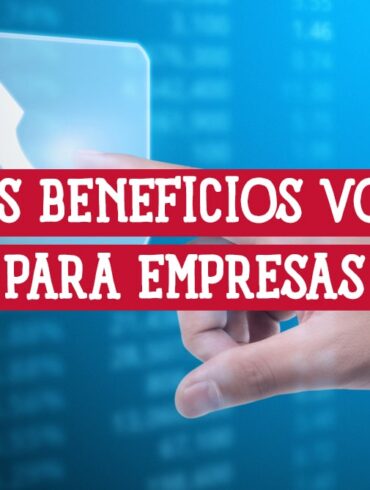 Mano tocando un icono de teléfono en una pantalla digital, con el texto "Los beneficios VoIP para empresas" superpuesto.