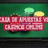 Portátil mostrando una comparación entre casas de apuestas y casinos online, con fichas de póquer.