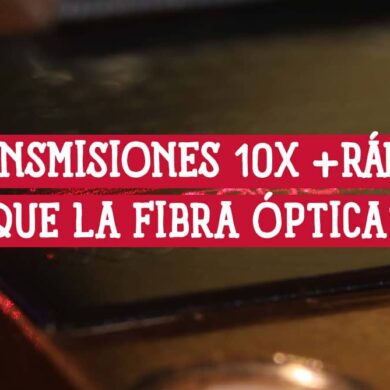 Imagen de un dispositivo óptico con un láser rojo atravesando microestructuras, con texto superpuesto preguntando sobre transmisiones 10 veces más rápidas que la fibra óptica.