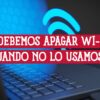Imagen de un portátil con una señal de Wi-Fi brillante proyectada sobre el teclado, junto a la pregunta "¿Debemos apagar el Wi-Fi cuando no lo usamos?".