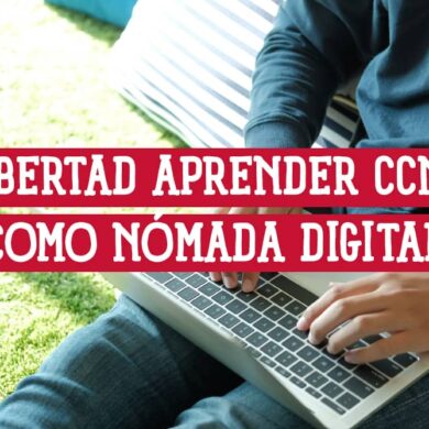Una persona sentada en un sofá, usando un portátil. Sobre la imagen hay texto que dice: "LIBERTAD APRENDER CCNA COMO NÓMADA DIGITAL".