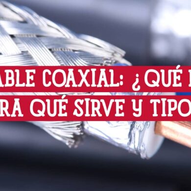 Primer plano de un cable coaxial mostrando su conductor central y blindaje trenzado.