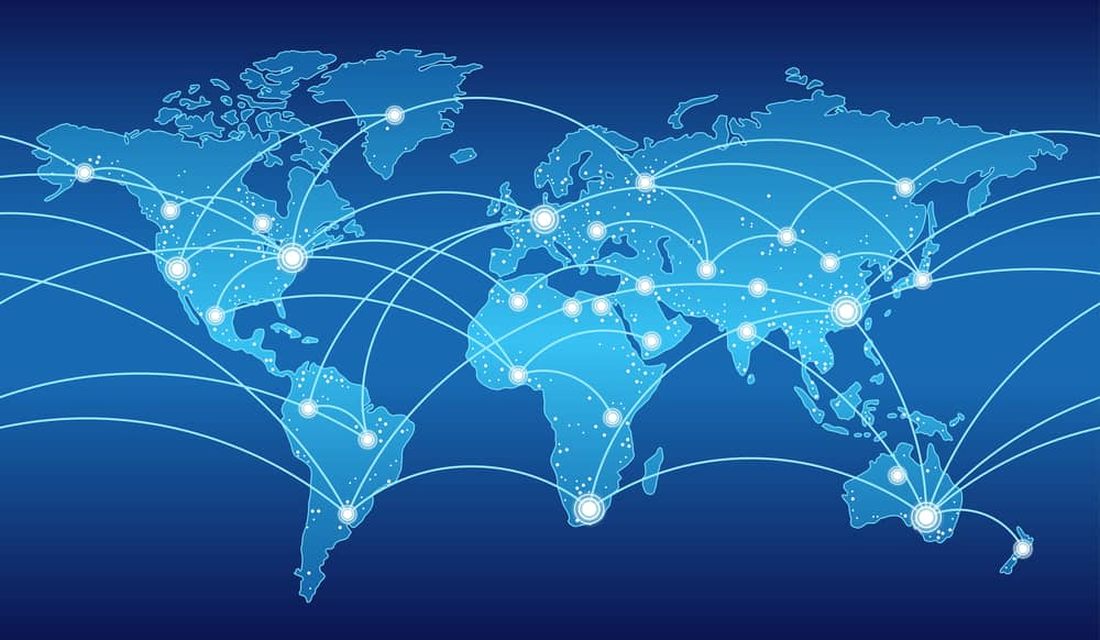 Un mapa del mundo en tonos azules con líneas que conectan varios puntos, representando una cobertura global extensa.