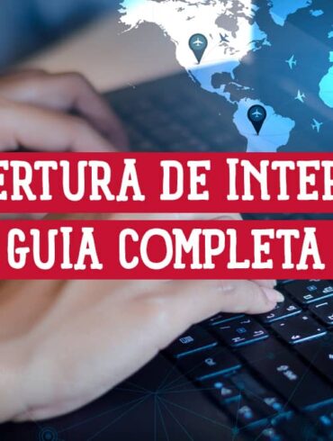Imagen de manos usando un portátil con un mapa mundial digital superpuesto que muestra la conectividad global. El texto 'Cobertura de Internet Guía Completa' se destaca en un recuadro rojo.