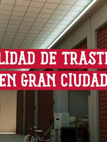 Interior de un trastero con varias unidades de almacenamiento. El texto "Utilidad de Trastero en Gran Ciudad" se superpone a la imagen.