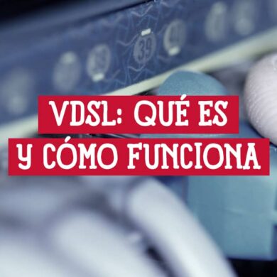 Una mano conecta un cable a un módem o router. El texto superpuesto en la imagen dice: "VDSL: Qué es y cómo funciona".