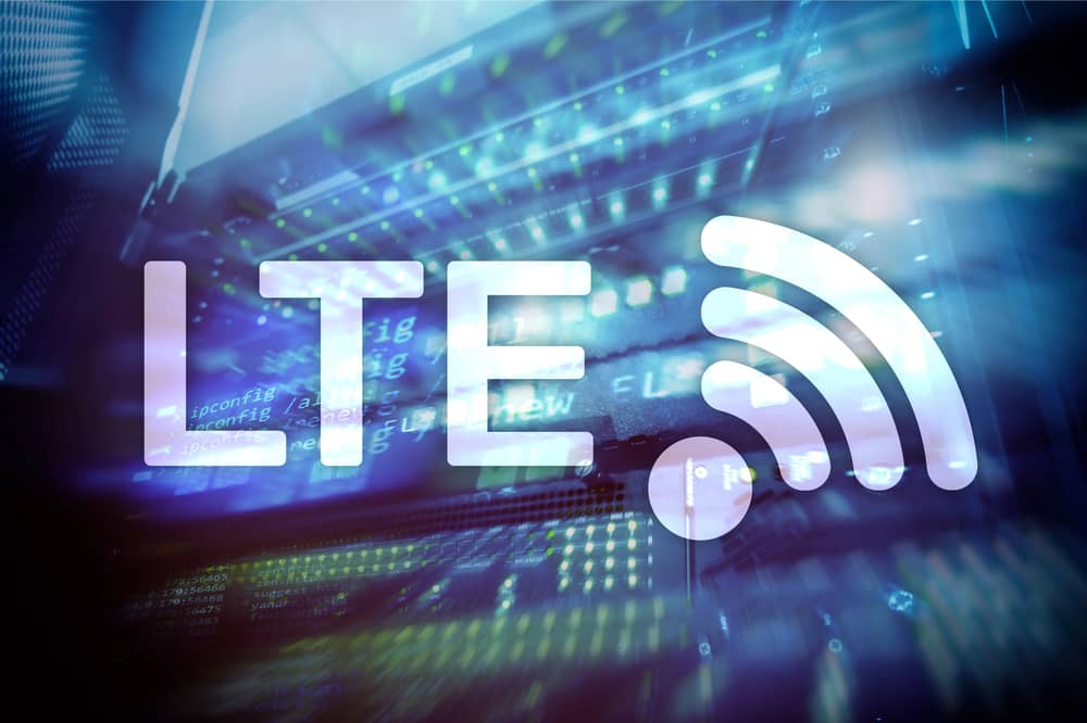 La sigla LTE sobre un fondo de un servidor de red y un símbolo de Wi-Fi. La imagen representa el concepto de la tecnología LTE de alta velocidad.