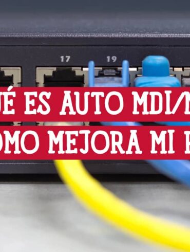 Primer plano de un switch de red con varios cables Ethernet conectados. Sobre la imagen, un recuadro rojo con el texto "¿QUÉ ES AUTO MDI/MDIX Y CÓMO MEJORA MI RED?".