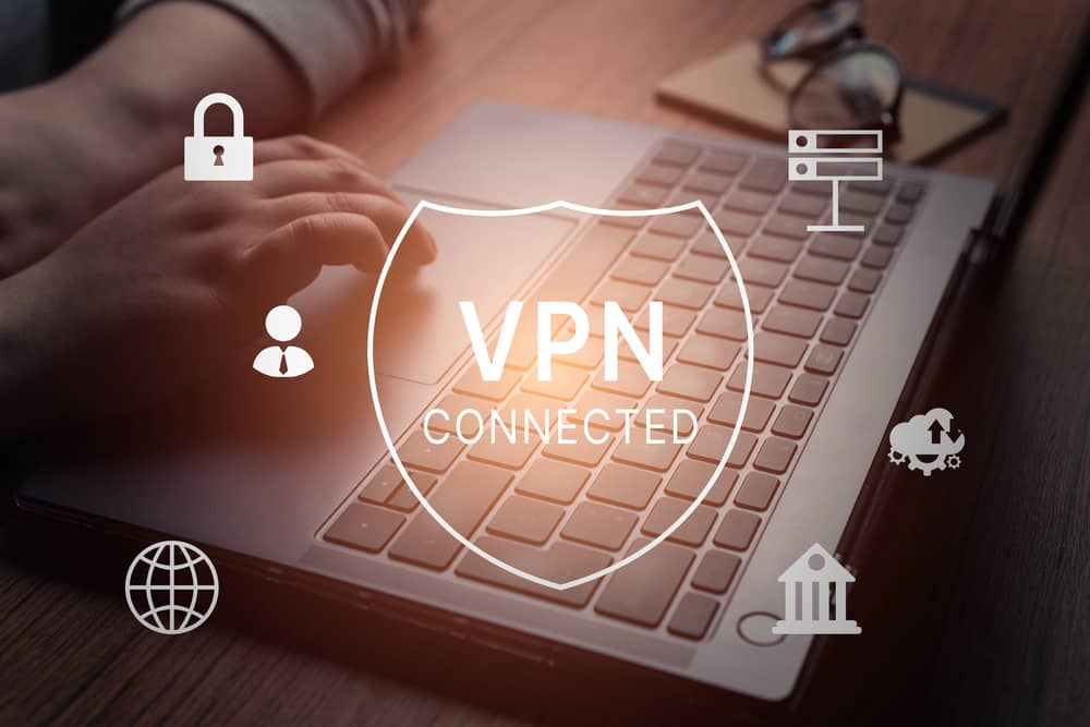 Diferencia entre app y extensión VPN, ilustrada por una laptop con un escudo "VPN Connected" y varios iconos de seguridad.