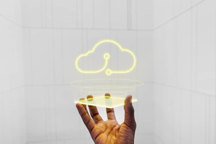 Mano sosteniendo holograma de nube, simbolizando cómo el IT staff augmentation acelera las apps en la nube.