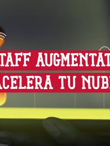 Mano interactuando con un smartphone que destaca cómo el IT Staff Augmentation puede acelerar tu nube y proyectos tecnológicos.