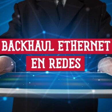 Un profesional presenta una tablet destacando "Backhaul Ethernet en redes", clave para la conectividad moderna.
