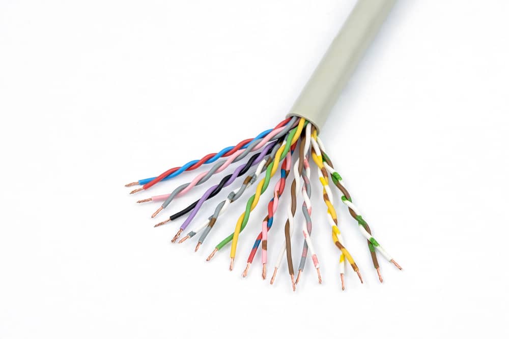 Detalle de un cable de par trenzado mostrando sus hilos de colores.
