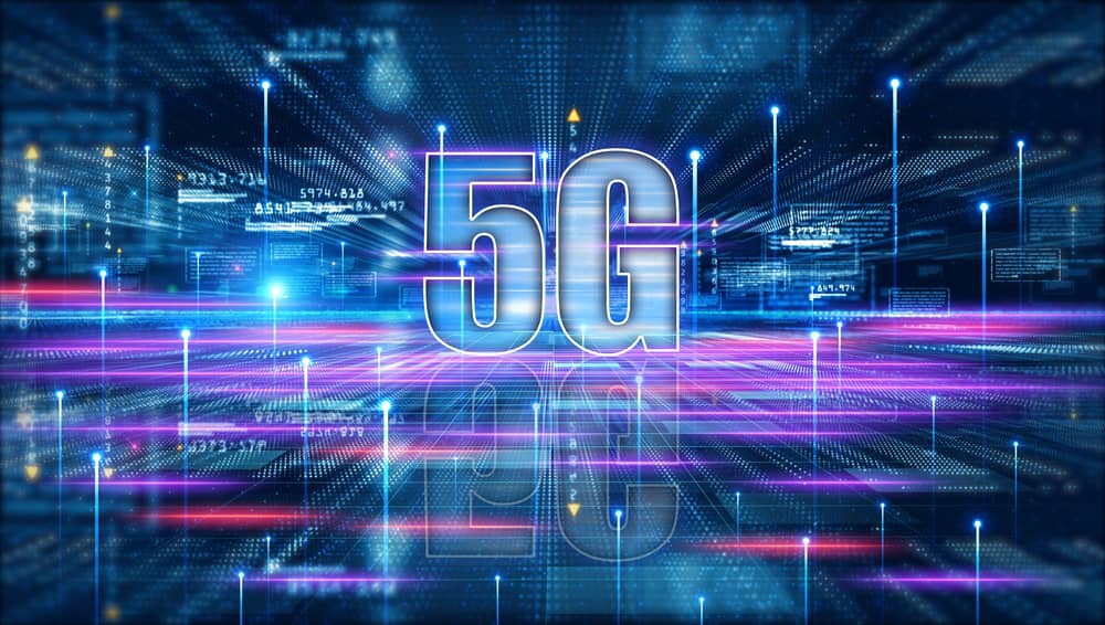 Concepto de 5G: Representación gráfica de la tecnología 5G, mostrando líneas de datos y el logo 5G en un fondo futurista.