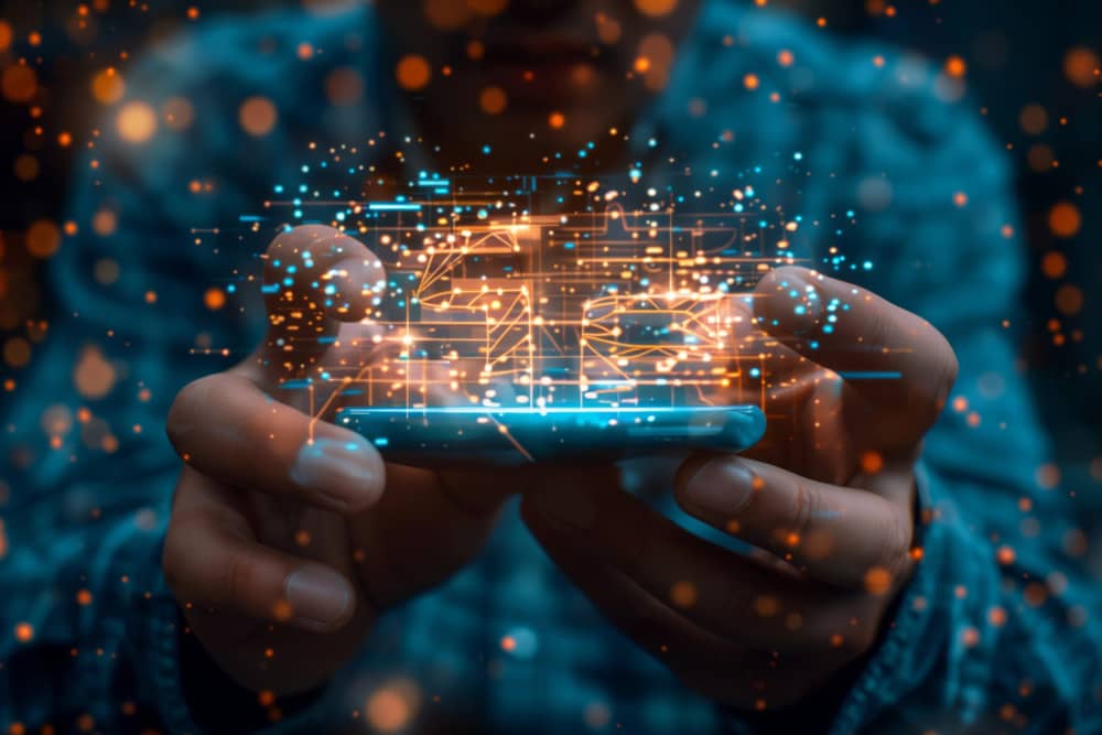 Manos sosteniendo un smartphone con una red de datos abstracta, representando el concepto de latencia en transmisión de datos.