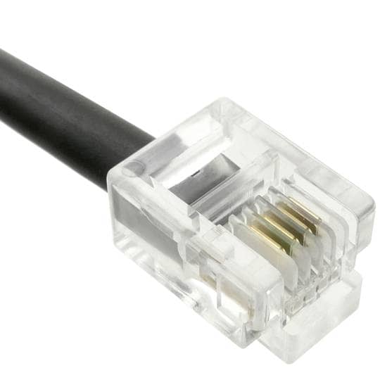 Primer plano de un conector RJ11 transparente con 4 pines, comúnmente utilizado para cables de línea telefónica y ADSL.