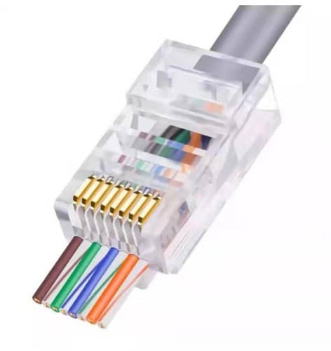 Primer plano de un conector RJ45 transparente, mostrando los 8 pines y los cables de colores para redes Ethernet.