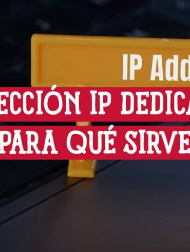 Una dirección IP dedicada: qué es y para qué sirve. Imagen de una señal de tráfico sobre un teclado.