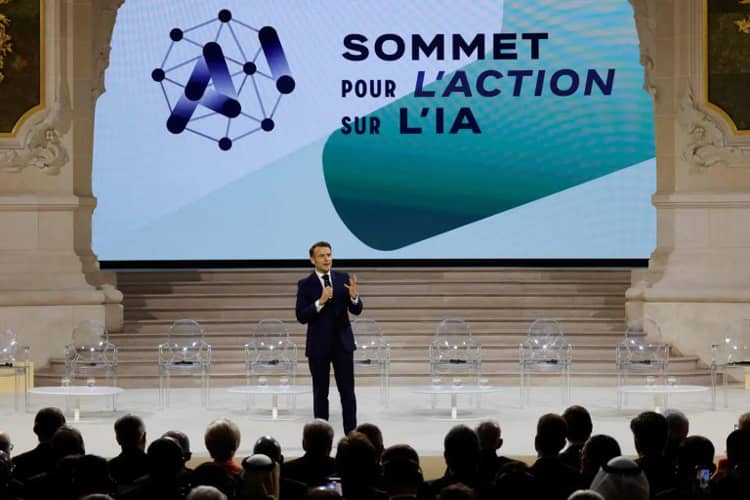 Fotografía de Emmanuel Macron hablando en la "Sommet pour l'Action sur l'IA" (Cumbre de Acción sobre IA) en París, destacando los temas clave de la conferencia.