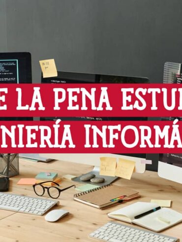Escritorio con ordenadores mostrando código, ideal para estudiar ingeniería informática. Descubre si vale la pena estudiar ingeniería informática.