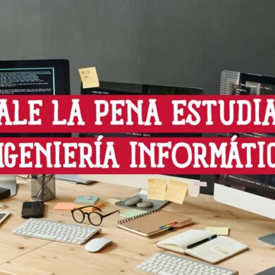 Escritorio con ordenadores mostrando código, ideal para estudiar ingeniería informática. Descubre si vale la pena estudiar ingeniería informática.