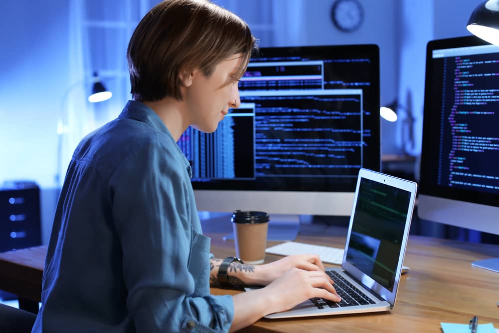 Persona programando en un ordenador. ¿Vale la pena estudiar ingeniería informática?