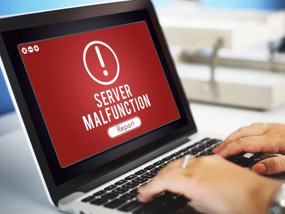 Imagen de un portátil mostrando un mensaje de "SERVER MALFUNCTION", ilustrando las vulnerabilidades comunes en sistemas cliente-servidor.
