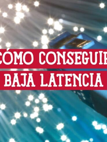 Cable de red Ethernet conectándose con luces brillantes de fibra óptica, ilustrando cómo conseguir baja latencia en redes.
