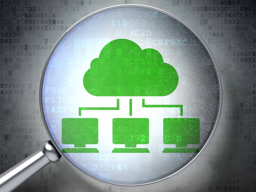 Lupa sobre un ícono de nube verde conectada a servidores, representando el concepto de hosting verde o ecológico.