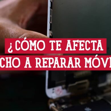 Manos de un técnico reparando un smartphone, un ejemplo del derecho a reparar móviles y sus implicaciones para el consumidor.