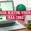 Portátil en un escritorio ecológico, ilustrando una guía de hosting verde para ONGs y la importancia de la sostenibilidad.
