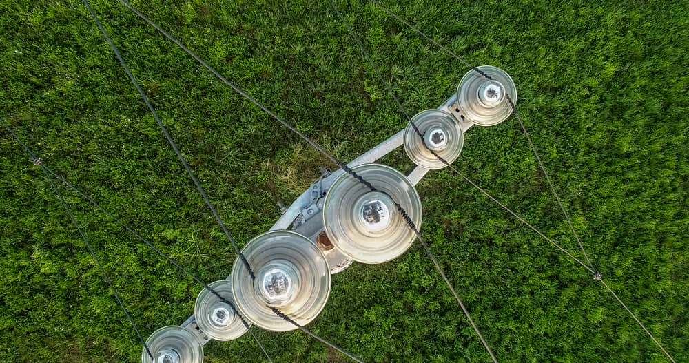 Línea de alta tensión con cables de cobre, clave en la infraestructura de la economía verde.