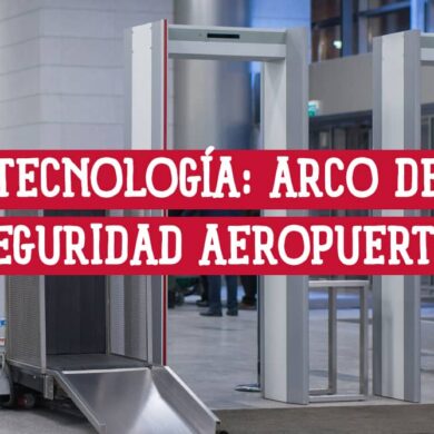 Moderno arco de seguridad aeropuerto con pantalla digital de instrucciones para el control rápido de los pasajeros.