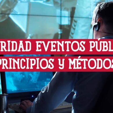 Operador en un centro de control monitorizando la seguridad en eventos públicos a través de múltiples pantallas y tecnologías.